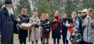 Поделиться пасхальной радостью о Воскресшем Спасителе