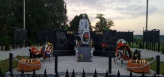 22 июня 2021 года на братском захоронении д.Глебово помолились о усопших