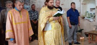 Божественная Литургия  в храме Спаса Нерукотворного на погосте Пируна близ деревни Орехово