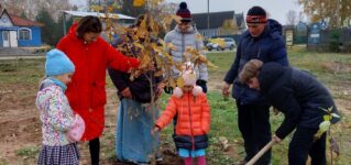В праздник Покрова Пресвятой Богородицы высадили молодые саженцы