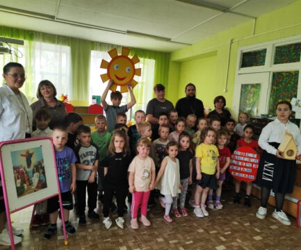 «И дитя знает, что Христов день»: Педагоги и учащиеся воскресной школы поздравили с Пасхой Христовой детей МДОУ д.Хорошево.