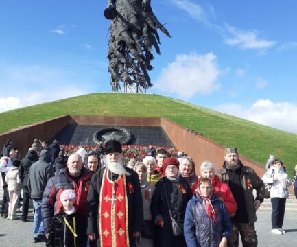 В День Победы в Ржевском районе служились литии на воинских захоронениях