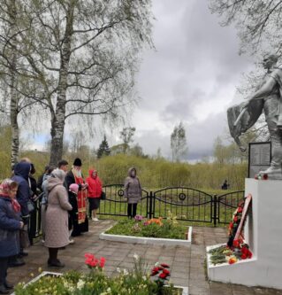 В День Победы на братских захоронениях деревень и поселков Ржевского МО служились панихиды и литии о упокоении солдат, погибших в годы Великой Отечественной войны.