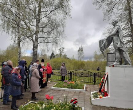 В День Победы на братских захоронениях деревень и поселков Ржевского МО служились панихиды и литии о упокоении солдат, погибших в годы Великой Отечественной войны.