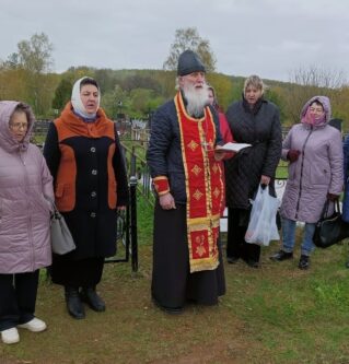 Благочинный Ржевского района с учащимися Воскресной школы приняли участие в мероприятиях в пос. Осуга, посвященных празднику Победы .