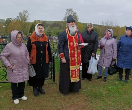 Благочинный Ржевского района с учащимися Воскресной школы приняли участие в мероприятиях в пос. Осуга, посвященных празднику Победы .