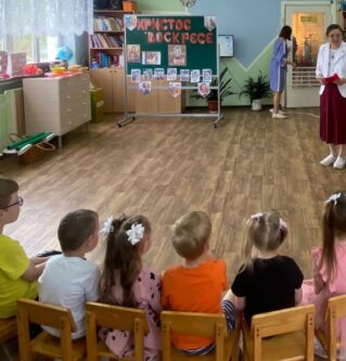 воспитанники Воскресной школы при Вознесенском Соборе поздравили детей в детском саду пос.Есинка