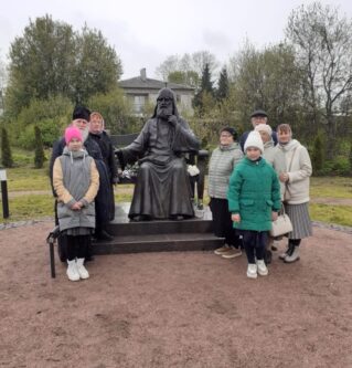 Прихожане и учащиеся воскресной школы при Вознесенском соборе г. Ржева приняли участие во встрече святых мощей патриарха Тихона в г. Торопец