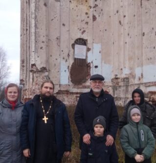 В полуразрушенном храме «Всех скорбящих Радость», вновь зазвучали слова молитвы