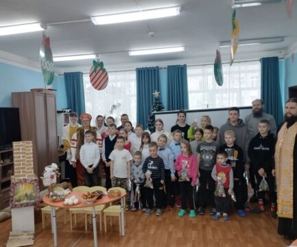 Учащиеся Воскресной школы принесли праздник детям