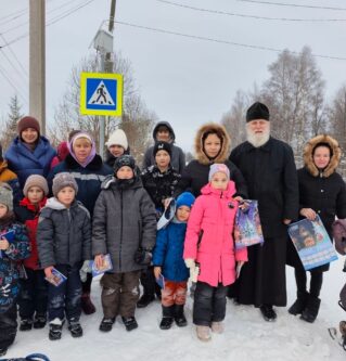 Поздравили с праздником жителей деревень и поделились Рождественской радостью