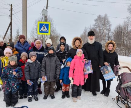 Поздравили с праздником жителей деревень и поделились Рождественской радостью