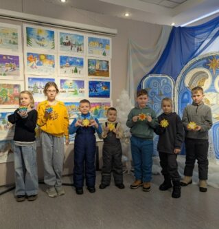 Выставочный зал был озарён ярким светом рождественских звёзд