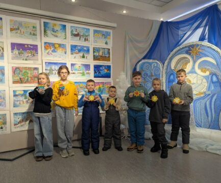 Выставочный зал был озарён ярким светом рождественских звёзд