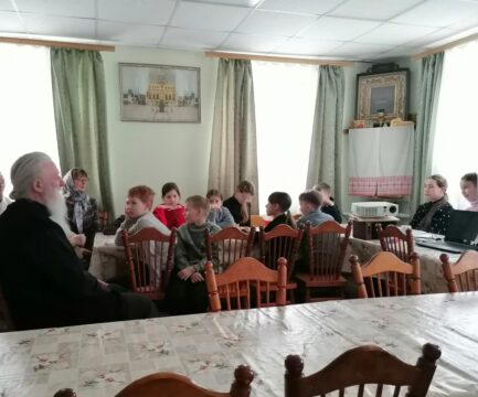 беседа учащихся с настоятелем храма прот. Константином