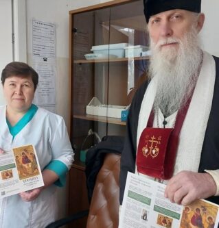 В Ржевской ЦРБ раздали брошюры о празднике Пресвятой Троицы.