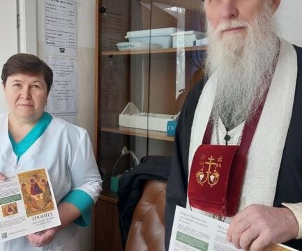 В Ржевской ЦРБ раздали брошюры о празднике Пресвятой Троицы.